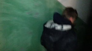 Подростки нюхают клей