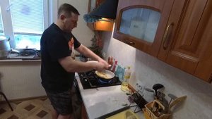 Митяй готовит лепешки из пельменного теста