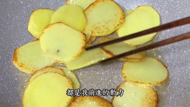 乾鍋土豆片的正確做法，大廚教你這樣做，比吃肉還香，好吃又下飯【阿朝哥美食】#乾鍋土豆片 #土豆片 #土豆料理
