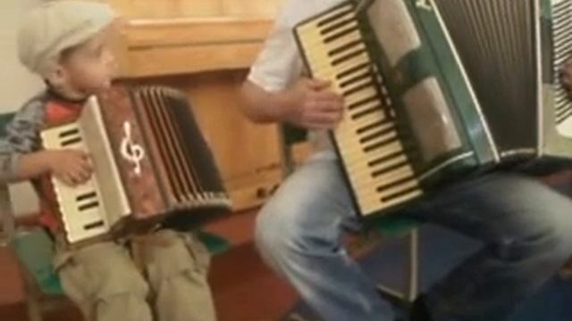 отец и 3-летний сынок играют дуэтом на аккордионах смотреть онлайн