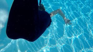 РУСАЛКА  играет с моим маленьким пони!  Плавание с хвостом русалки!