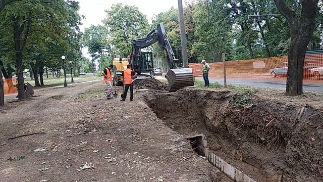 Автокран на краю котлована и экскаватор Вольво! смотреть онлайн