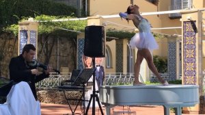 violino e ballerina su piano