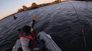 Ловля судака с лодки на джиговые приманки.