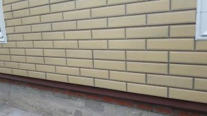 Обшивка дома фасадными панелями Венецианский камень песчаный от Альта профиль.