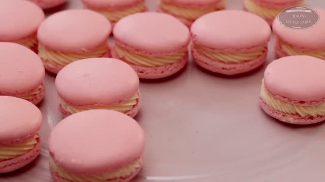 Macarons в домашних условиях .Легкая начинка из масляного крема из яичных желтков.