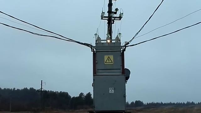 Видео перекрытие проходного изолятора 10 кВ на ТП 100,4 кВ смотреть онлайн