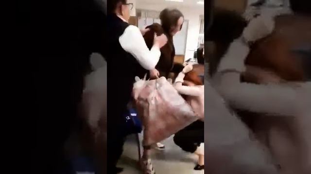 Украинка напала на сотрудницу банка в Польше. смотреть онлайн