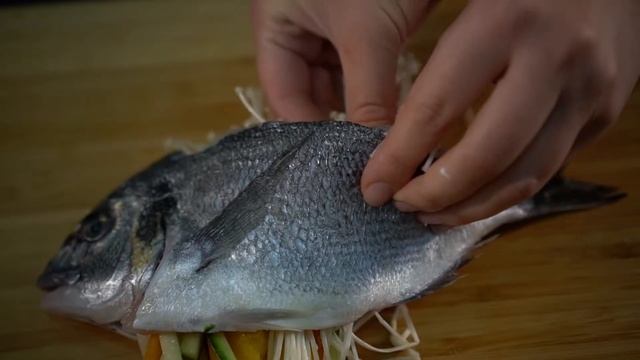 Дорадо с овощами в керамическом гриле Kamado Joe смотреть онлайн