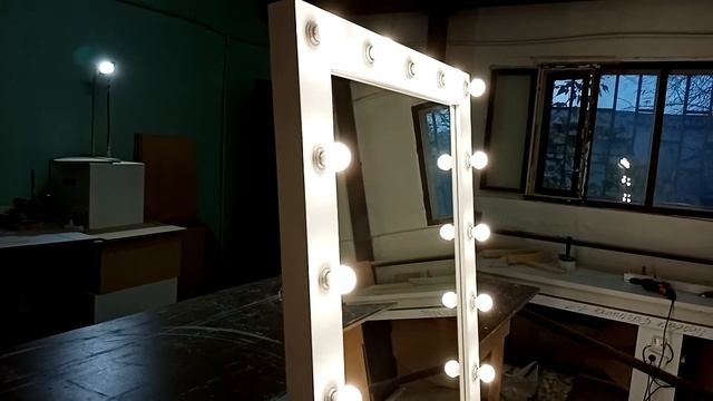 Белое ростовое гримёрное зеркало