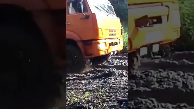 КАМАЗ В ГРЯЗНУЮ ГОРКУ #shorts #грязь #offroad #камаз #работа.mp4