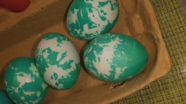 Крашу яйца,получается 3 разных цвета!Красители пищевые красный-перламутровый,голубой,голубой  мрамор