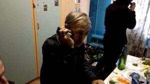 Пьяный дед разговаривает с бабкой по телефону