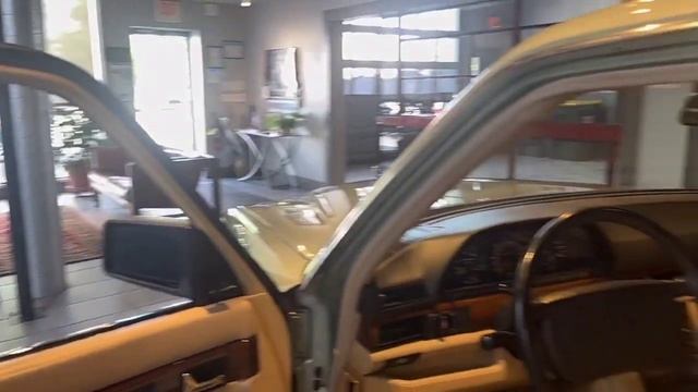 1990 Mercedes-Benz 300SE walk around смотреть онлайн