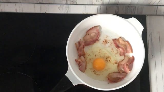 АРОМАТ БЕКОНА РАЗБУДИТ В ДВА СЧЕТА ? ЯИЧНИЦА с беконом на сковороде ? БЫСТРЫЙ ЗАВТРАК смотреть онлайн