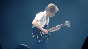Angus Young (AC/DC) "Awesome Guitar Solo"