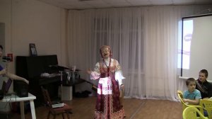 гонит ветер в даль облака и под окном черемуха колышется