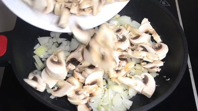 Шампиньоны в сметане с макаронами / Легкий рецепт смотреть онлайн