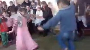 ?? дети дерутся за одинь танец сней