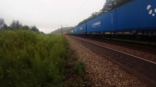 Электровоз 3ЭС5К-778 "Ермак" с контейнерным поездом набирает скорость на Транссибирской магистрали. смотреть онлайн