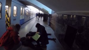Неизвестный толкнул парня под поезд в метро