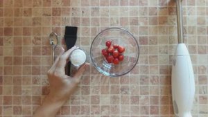 Домашняя маска из клубники и рисовой муки.