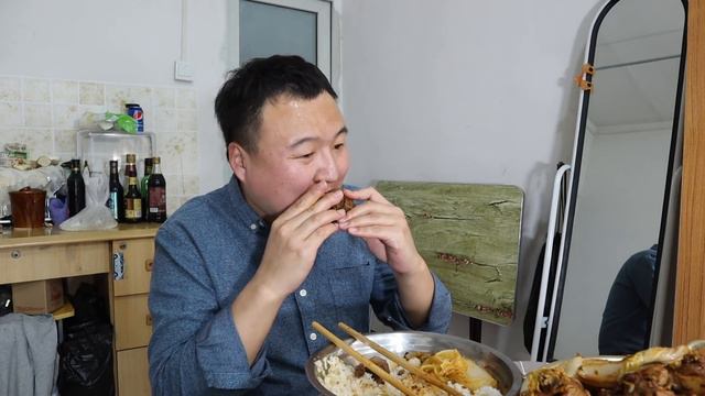 5斤脊骨配半颗娃娃菜，再来1份小凉菜，大口扒肉就是爽！【cram阿强】 смотреть онлайн