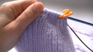 МОДНАЯ ШАПКА БИНИ РЕЗИНКОЙ 1*1 ИЗ ПРЯЖИ ПУХ НОРКИ СПИЦАМИ.