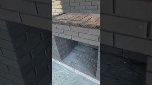 Печной комплекс барбекю из темного кирпича.