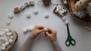 Новогодняя гирлянда из ватных шариков