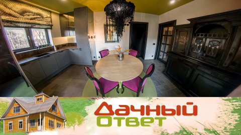 Изысканная кухня с цветным потолком и старинной мебелью |  «Дачный ответ»