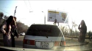 Авария в Алматы. Девушки засмотрелись на падающего работника