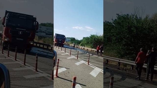 страшная Авария под Армавиром загорелся Ниссан Патрол врезавшись в фуру.