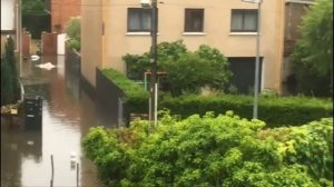 Во Франции шторм с градом разбивает машины в городе Лион и Ажен