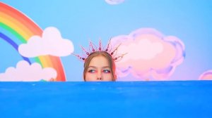 Мы построили секретную комнату для близняшек! Золотая vs серебряная близняшка!