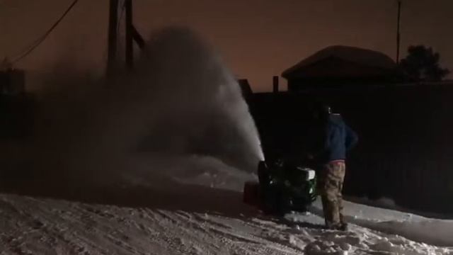 Мотоблок 13 л/с со снегоуборочной приставкой прогрызает целину