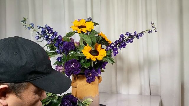 插花分享：深紫色洋桔梗和向日葵，如此濃重的色彩，你喜歡嗎？ 【大叔說花】