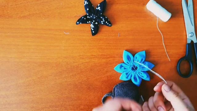 Цветы из ткани с резинку своими руками. Elastik bantlı kumaştan çiçekler yapılması. смотреть онлайн