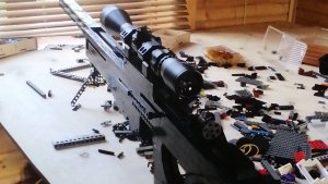 LEGO рабочая снайперская винтовка AWP из популярной компьютерной игры Counter-Strike (CS2).