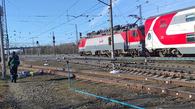 ЭП20 -028 отправляется с поездом №22, сообщением С.Петербург- Мурманск,со станции Апатиты,23.05.22г смотреть онлайн