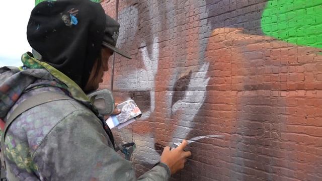 Рабочие будни художника. Рисунки на домах. Как рисовать Граффити Муралы? Подробный видео-обзор.