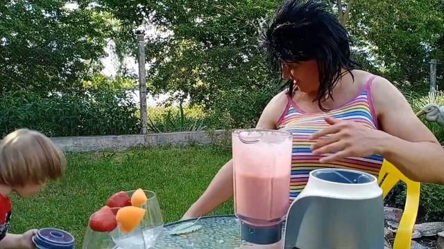 Леон и тетя Сьюзи готовят смузи ?+?=? смотреть онлайн