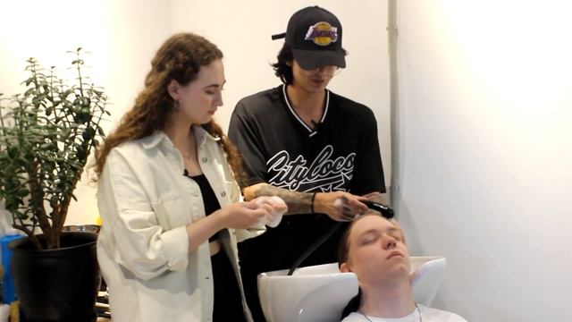 ПЛЮСЫ И МИНУСЫ РАБОТЫ БАРБЕРОМ | ИЗНАНКА смотреть онлайн