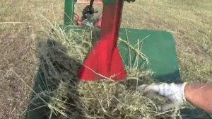 Уборка сена Самодельным прессом для сена к мотоблоку.Handmade Hay Baler for hay with their hands