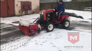 Минитрактор с коммунальной щеткой- уборка снега. Митракс т150 с фронтальной щеткой для уборки снега.