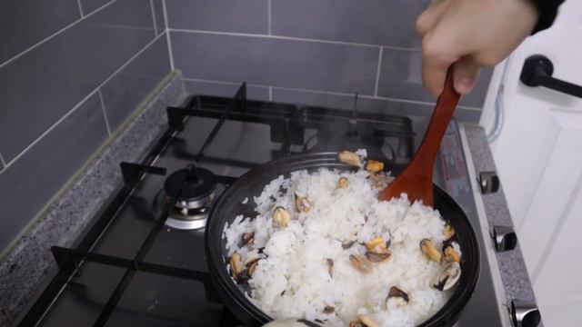 (ENG) 자취생 브이로그 - 투움바 떡볶이 먹고, 요리 해먹는 일상 (홍합밥, 부추전, 어묵우동 등)