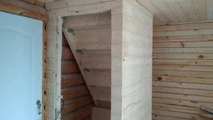 Бюджетная Лестница с санузлом на даче своими руками.