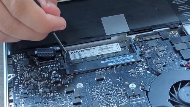 два русских школьника меняют ОЗУ в macbook pro 13 late 2011 в кофейне смотреть онлайн