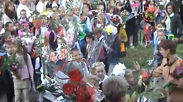 1 сентября 2004. Начало учебного года в школе № 318 смотреть онлайн