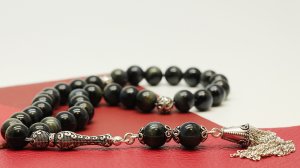 Четки из соколиного глаза